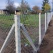 Betonski stub postavljen na terenu – oslonac za žičane ograde i vinograde