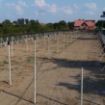 Niz betonskih stubova na parceli – priprema za žičanu ogradu ili vinograd