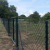 Metalni stub Ø40 sa montiranom žičanom ogradom – rešenje za ograđivanje dvorišta i parcela