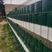 Panelna ograda sa rebrastom trakom za zastitu od pogleda u dve boje
