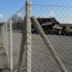 Betonski stub sa sajlama – izdržljiv nosač za žičane ograde i poljoprivredne mreže